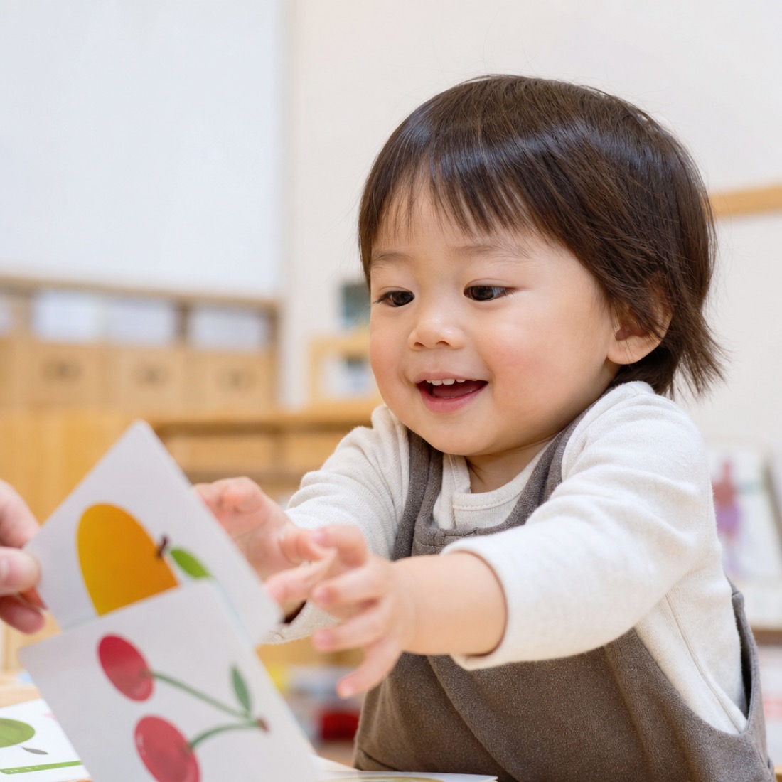 フラッシュカードに夢中になる子ども