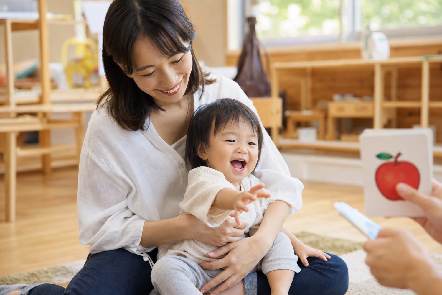 教室で笑い合う親子