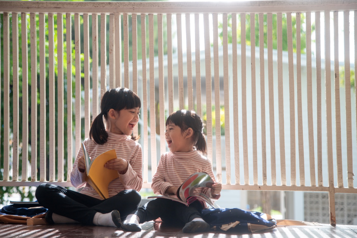本を読みながら笑い合う子どもたち