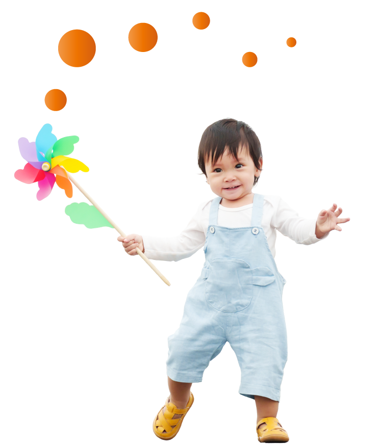 風車を持って歩く1歳ごろの子ども